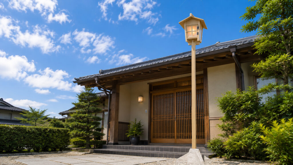 家の前に立てる高灯篭